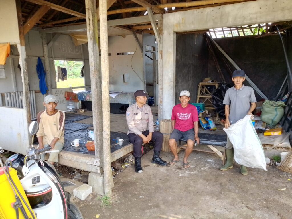 Polsek Menes Gelar Patroli Dialogis dan Himbauan Kamtibmas di Perkampungan Menes 3 IMG 20240712 WA0022