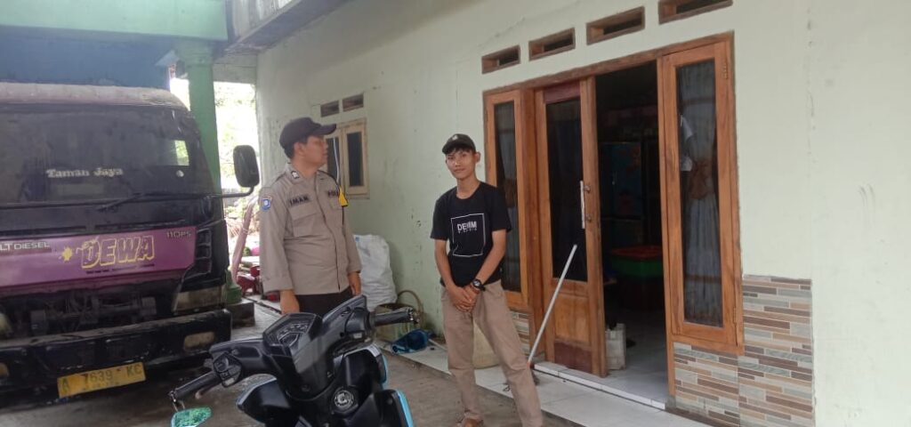 Bhabinkamtibmas Polsek Sumur Desa Cigorondong sambangi warga masyarakat 10 IMG 20240712 WA0025