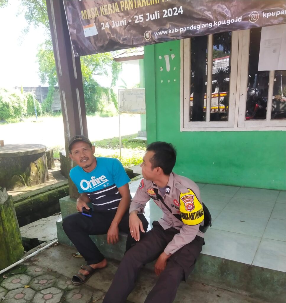 Bhabinkamtibmas Polsek Panimbang Jalin Silaturahmi dengan Warga 8 IMG 20240712 WA0027