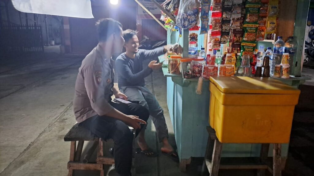 Patroli Polsek Cadasari Menjalin Kedekatan dengan Warga Sambil Menikmati Secangkir Kopi 2 WhatsApp Image 2024 06 30 at 07.12.18