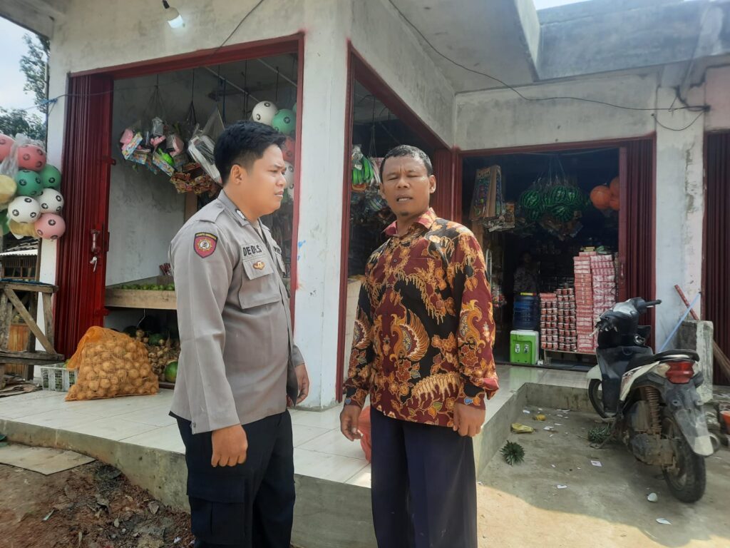 Bhabinkamtibmas Polsek Picung Sambangi Warga Desa Ciherang, Tingkatkan Kamtibmas dan Jalin Silaturahmi 4 WhatsApp Image 2024 06 30 at 12.42.08