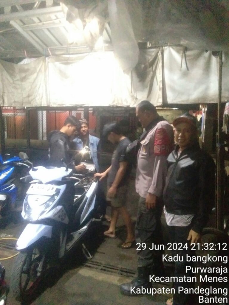 Polsek Menes Gelar Patroli Dialogis dan Periksa Kendaraan Pemuda Nongkrong 7 WhatsApp Image 2024 06 30 at 13.36.35