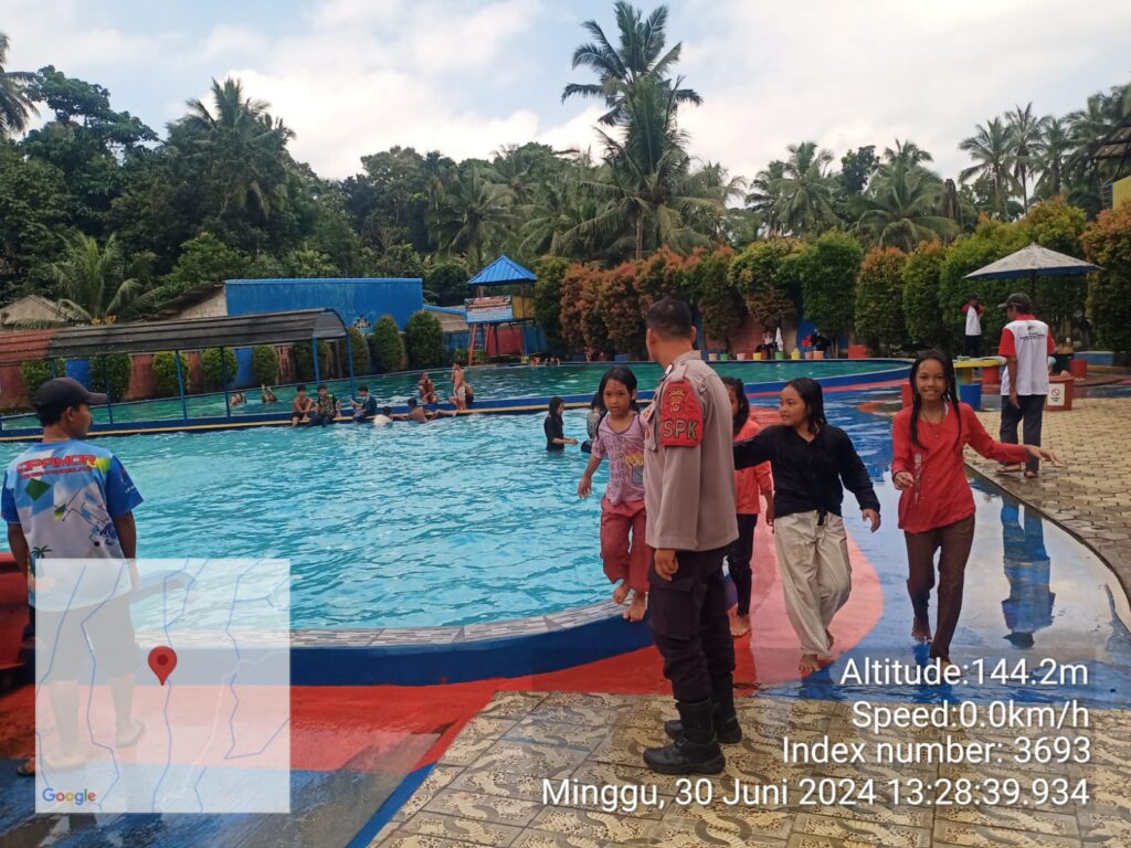 Tiap Hari Minggu Polsek Menes Lakukan Pengamanan dan Edukasi Pengunjung Di Kolam Renang 8 WhatsApp Image 2024 06 30 at 17.22.06