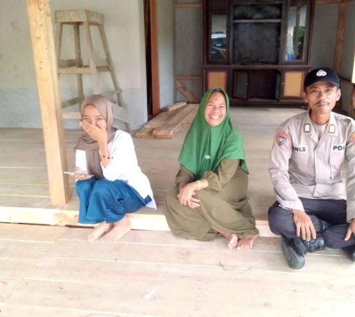 Kanit Binmas Polsek Angsana Polres Pandeglang Terjun Langsung Temui Warga Desa Angsana 2 WhatsApp Image 2024 06 30 at 18.54.56