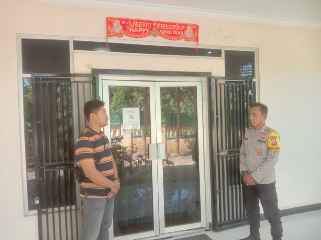 Polsek Carita dan TNI Amankan Ibadah Umat Nasrani di Pante Kosta Rahmat Carita 7 WhatsApp Image 2024 06 30 at 19.14.53