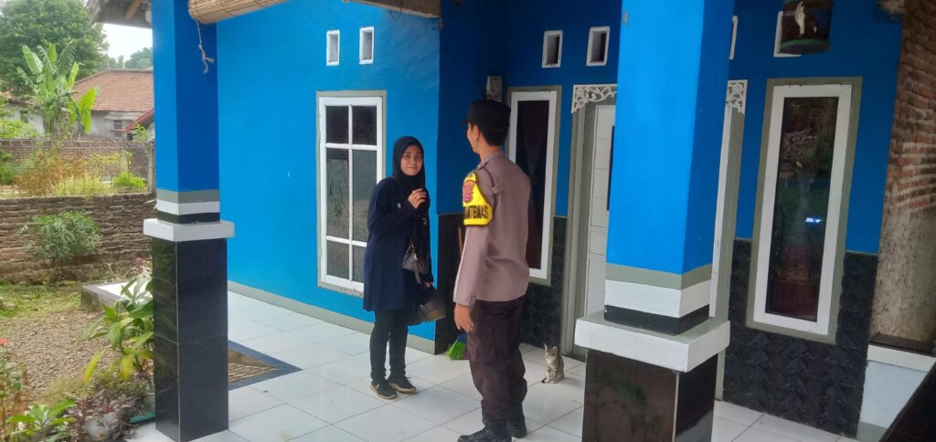 Bhabinkamtibmas Polsek Mandalawangi Polres Pandeglang Rutin Keliling Sambangi Warga 8 WhatsApp Image 2024 06 30 at 19.47.48