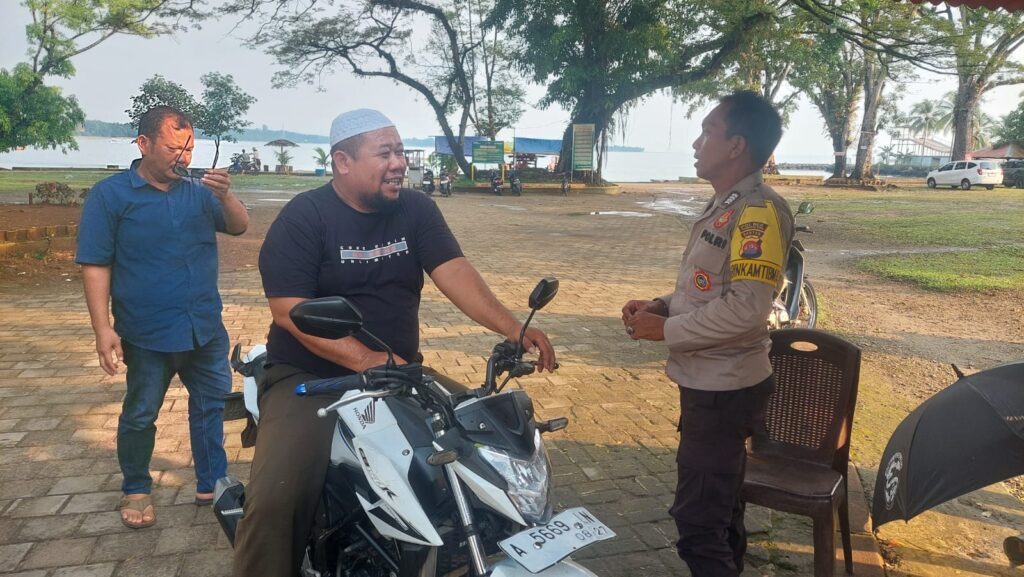 Polsek Carita Beri Himbauan kepada Pengunjung Pantai 9 WhatsApp Image 2024 07 01 at 01.02.52
