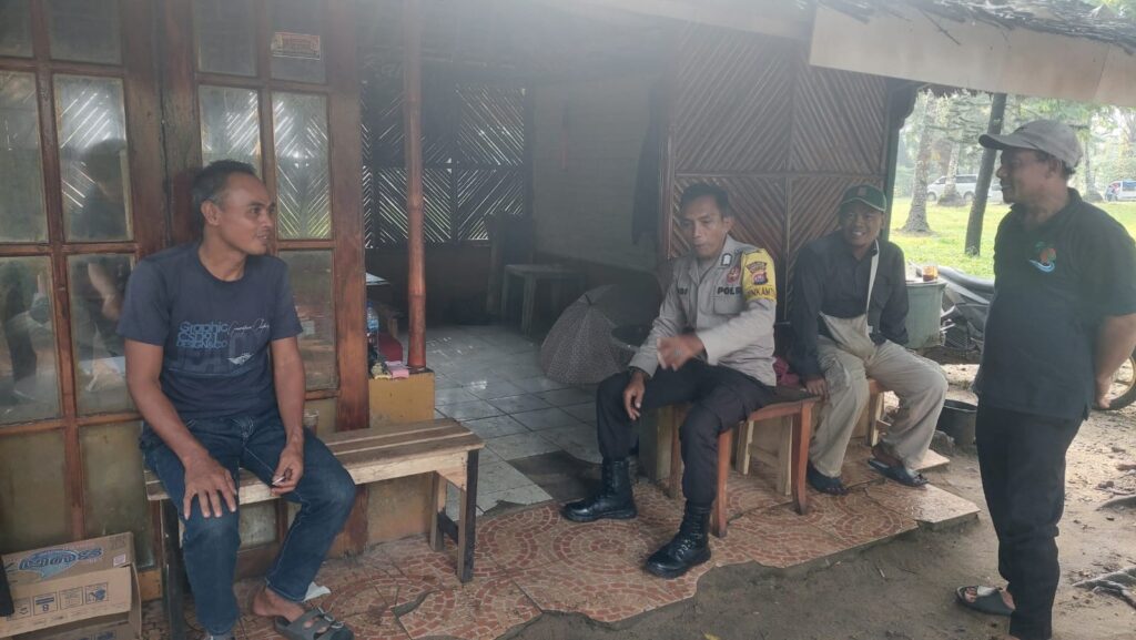 Bripka Yudi dan Briptu Riko Giat Patroli Wisata di Sekitaran Pantai Carita 10 WhatsApp Image 2024 07 01 at 01.05.30