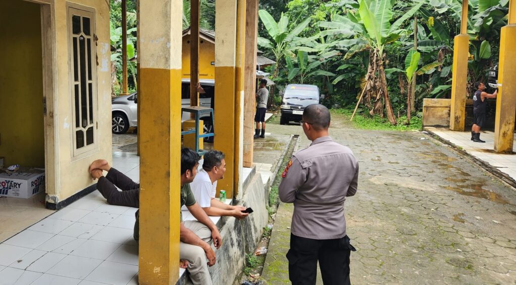Polsek Menes Gelar Kegiatan KRYD dan Himbauan Kamtibmas di Tempat Cuci Mobil Ciputri 8 WhatsApp Image 2024 07 01 at 12.31.15
