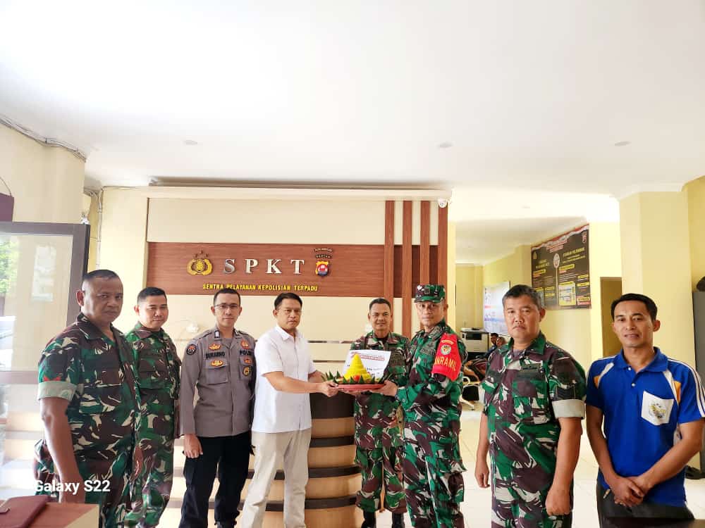 Koramil Menes Berikan Selamat HUT Bhayangkara ke-78 Kepada Polsek Menes 7 WhatsApp Image 2024 07 01 at 14.03.52