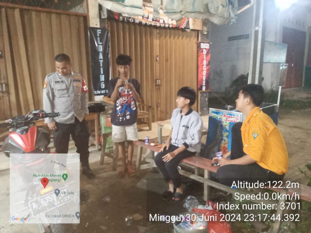 Polsek Menes Lakukan Patroli Malam dan Beri Himbauan kepada Anak Muda yang Nongkrong 5 WhatsApp Image 2024 07 01 at 16.50.37