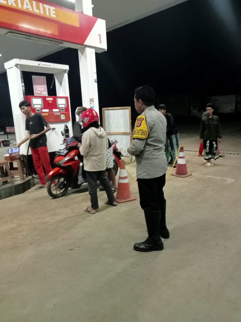 Personil Polsek Carita Bripka Bobi Melaksanakan Patroli Malam ke SPBU di Carita 4 WhatsApp Image 2024 07 02 at 06.32.54