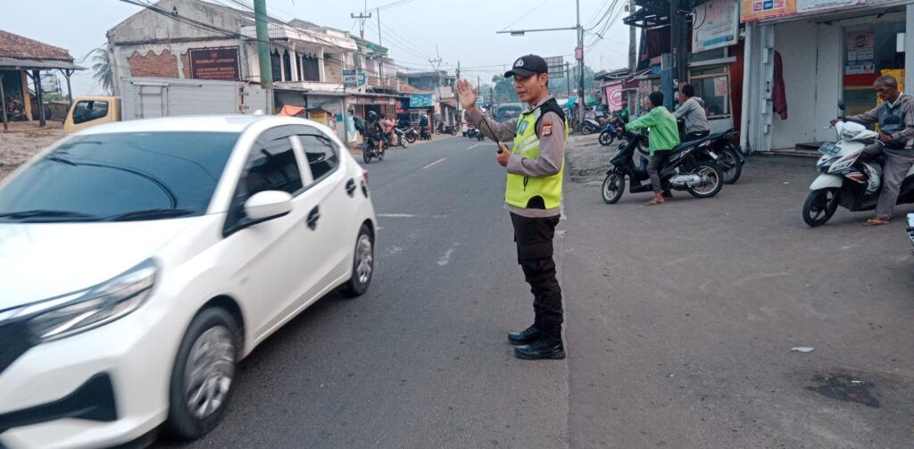 Polsek Cadasari Atur Lalu Lintas Pagi di Depan Pasar 4 WhatsApp Image 2024 07 02 at 08.33.49