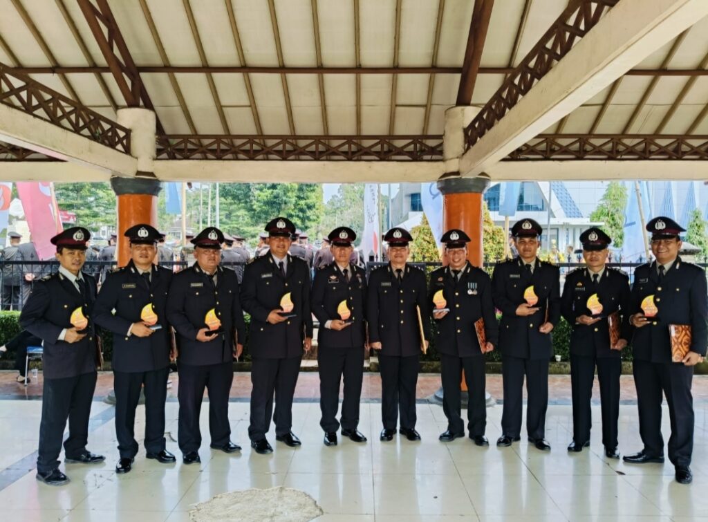Pemberian Penghargaan Kepada Anggota Berprestasi Polsek Cadasari di Upacara HUT Bhayangkara ke-78 3 WhatsApp Image 2024 07 02 at 08.34.26