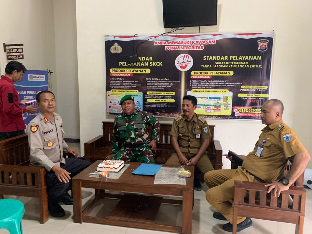 Danramil Cadasari Camat Cadasari dan Camat KarangTanjung Berikan Kejutan kepada Kapolsek Cadasari di Hari Bhayangkara ke-78 2 WhatsApp Image 2024 07 02 at 08.34.42