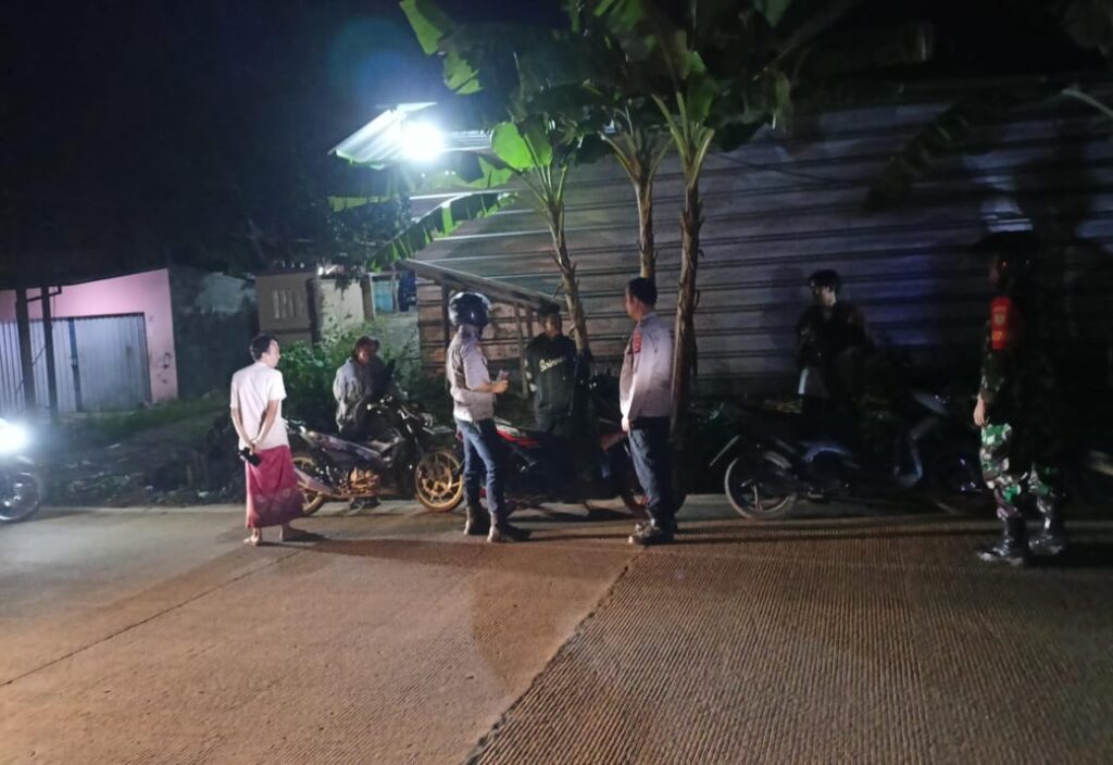 Personil Polsek Bojong Polres Pandeglang Bripka Mahmut Gelar Patroli Malam Antisipasi Tindak Pidana 3C 6 WhatsApp Image 2024 07 02 at 09.13.22