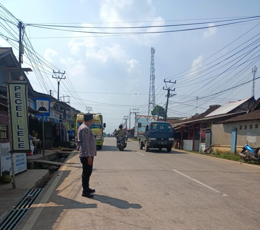 Personil Polsek Bojong Polres Pandeglang Bripka Mahmut Laksanakan Pengaturan Lalu Lintas di Jalur Utama 7 WhatsApp Image 2024 07 02 at 09.14.00