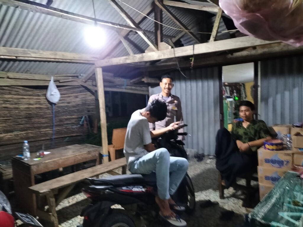 Demi Mencegah Gangguan Kamtibmas Personil Polsek Panimbang Laksanakan Patroli Malam 4 WhatsApp Image 2024 07 03 at 00.46.00