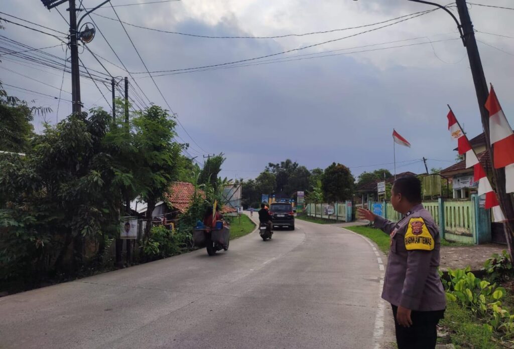 Anggota Piket Polsek Angsana Polres Pandeglang Laksanakan Strongpoint di Jl Raya Munjul-Angsana 5 WhatsApp Image 2024 07 03 at 04.11.44