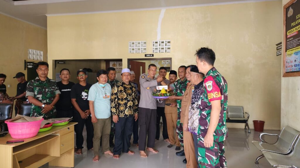 Sejumlah Tokoh Kecamatan Angsana Hadiri Syukuran HUT Bhayangkara ke-78 di Polsek Angsana 6 WhatsApp Image 2024 07 03 at 04.12.24
