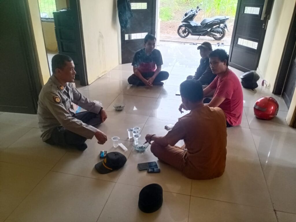 Jalin Komunikasi Antar Instansi, Kapolsek Angsana Sambangi Korluh Pertanian 8 WhatsApp Image 2024 07 03 at 04.13.05