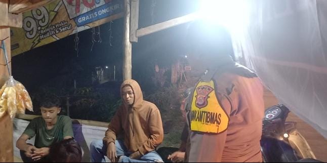 Patroli Dialogis, Bentuk Nyata Kepedulian Bhabinkamtibmas Terhadap Keamanan Lingkungan di Desa Angsana 10 WhatsApp Image 2024 07 03 at 04.13.25