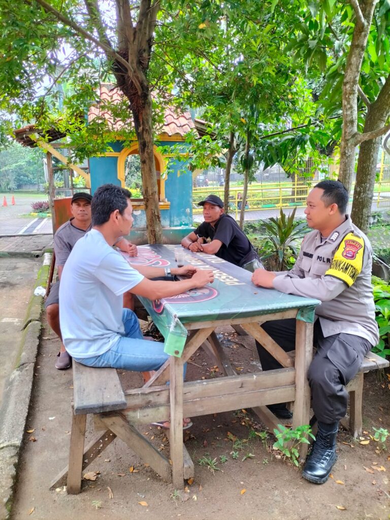 Bhabinkamtibmas Polsek Carita Lakukan Patroli Sambang ke Pantai 1 WhatsApp Image 2024 07 03 at 04.36.26