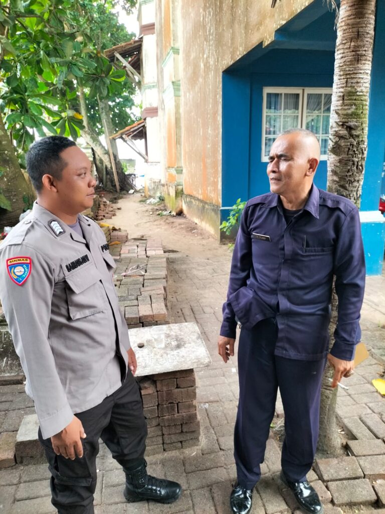 Personil Polsek Carita Bripka Bambang Melaksanakan Patroli dan Berbincang dengan Security di Hotel 3 WhatsApp Image 2024 07 03 at 05.42.14