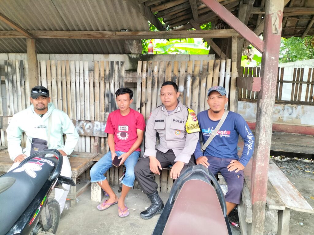 Personil Polsek Carita Bripka Bambang Melaksanakan Patroli Dialogis dengan Tukang Ojek di Pangkalan Ojek 4 WhatsApp Image 2024 07 03 at 05.49.11