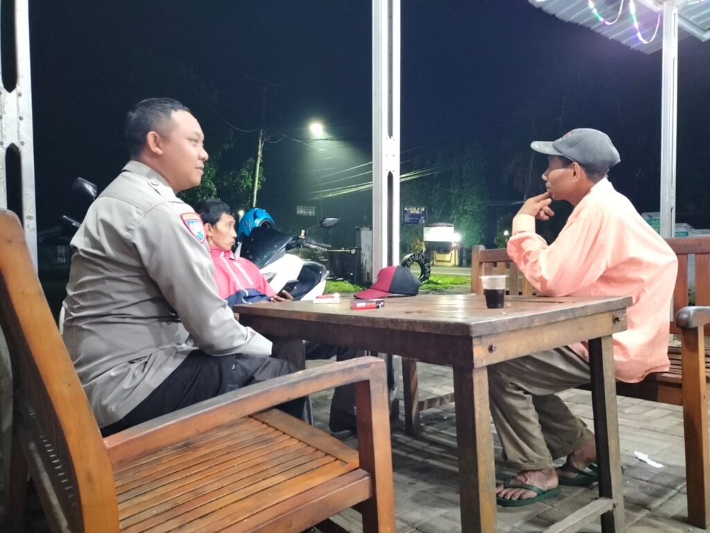 Perintah Kapolsek Carita, IPTU Turip: Personil Polsek Carita Melaksanakan Patroli Malam 5 WhatsApp Image 2024 07 03 at 05.52.17