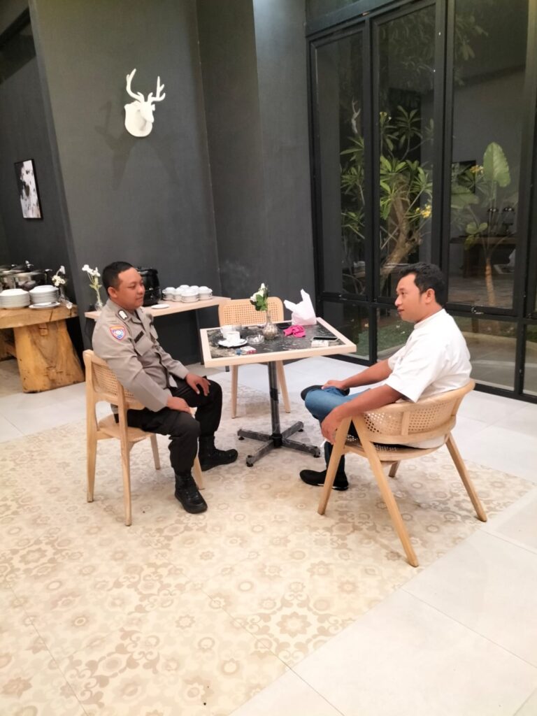 Bhabinkamtibmas Polsek Carita Bripka Bambang Melaksanakan Patroli Malam dan Berdialog dengan Pegawai Hotel 6 WhatsApp Image 2024 07 03 at 05.54.24