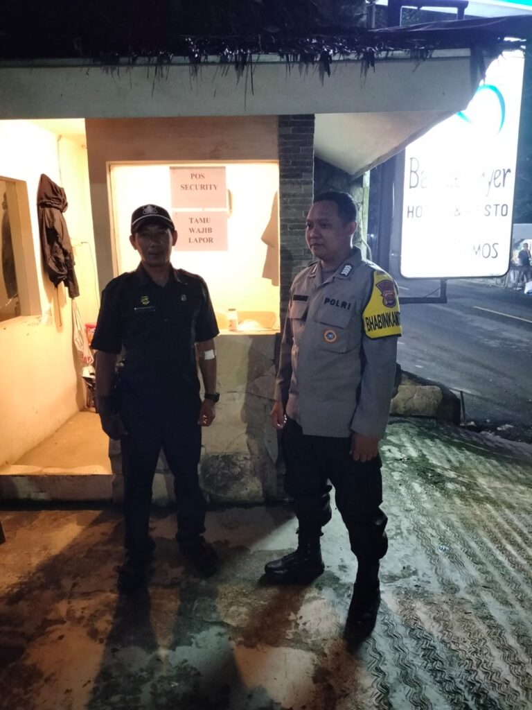 Personil Polsek Carita Bripka Bambang Melaksanakan Patroli Malam dan Berbincang dengan Satpam Hotel 7 WhatsApp Image 2024 07 03 at 06.09.52