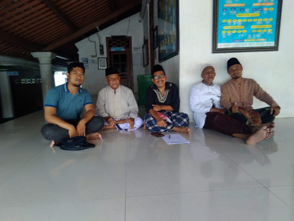 Personil Polsek Carita Sambangi Tokoh Agama di Masjid Al-Khusaeni Desa Sukajadi Kecamatan Carita 8 WhatsApp Image 2024 07 03 at 06.13.08