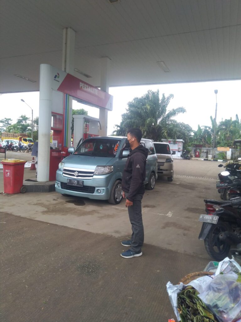Personil Polsek Carita Briptu Riko Memantau SPBU untuk Memastikan Stok BBM Masih Stabil 9 WhatsApp Image 2024 07 03 at 06.16.25
