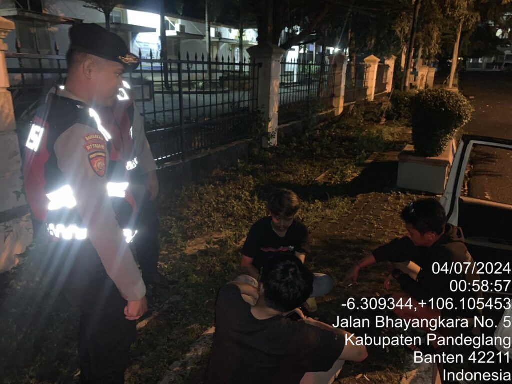 Sat Samapta Polres Pandeglang Gelar Patroli Malam di Wilayah Hukum Polres Pandeglang 3 WhatsApp Image 2024 07 04 at 06.06.01