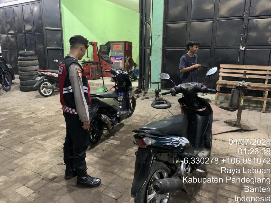 Sat Samapta Polres Pandeglang Sambangi Bengkel Malam Hari dan Berikan Himbauan Kamtibmas 2 WhatsApp Image 2024 07 04 at 06.06.04