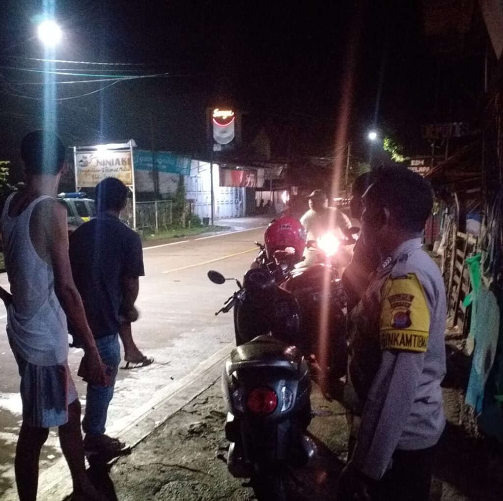 Personil Polsek Carita Melaksanakan Patroli Malam untuk Antisipasi Kejahatan 1 WhatsApp Image 2024 07 04 at 06.40.49