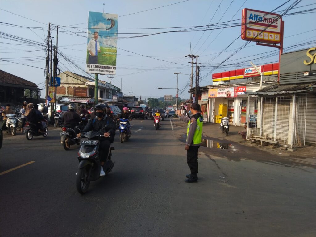 Polsek Cadasari Menggelar Kegiatan Strong Point di Jalan Serang - Pandeglang 2 WhatsApp Image 2024 07 04 at 07.05.47 1