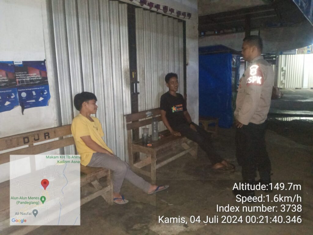 Temui Warga Nongrkong Di Malam Hari, Polsek Menes Datang Beri Himbauan 10 WhatsApp Image 2024 07 04 at 07.37.25