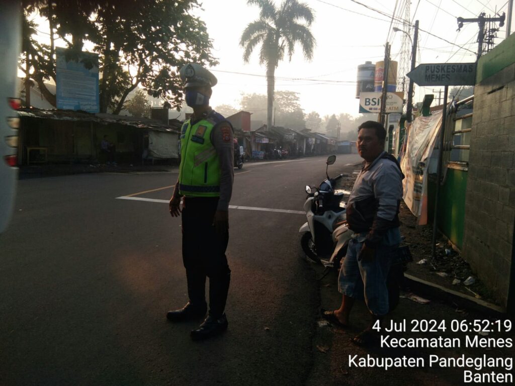 Polsek Menes Tertibkan Lalulintas Dipertigaan Cimanying, Arus Lalin Lancar 9 WhatsApp Image 2024 07 04 at 07.38.59