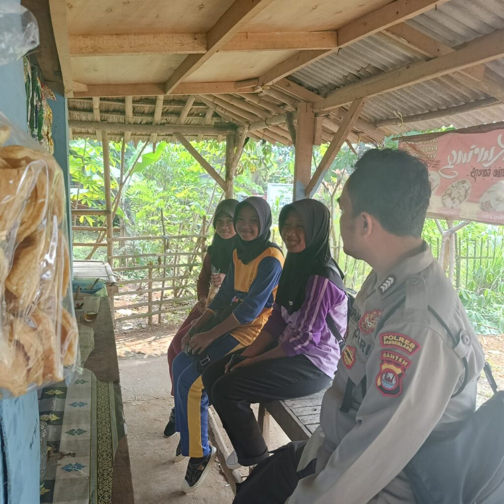Kanit Binmas Polsek Picung Memberikan Penyuluhan Terhadap Siswi SMP yang Sedang Nongkrong di Warung 7 WhatsApp Image 2024 07 04 at 08.48.13