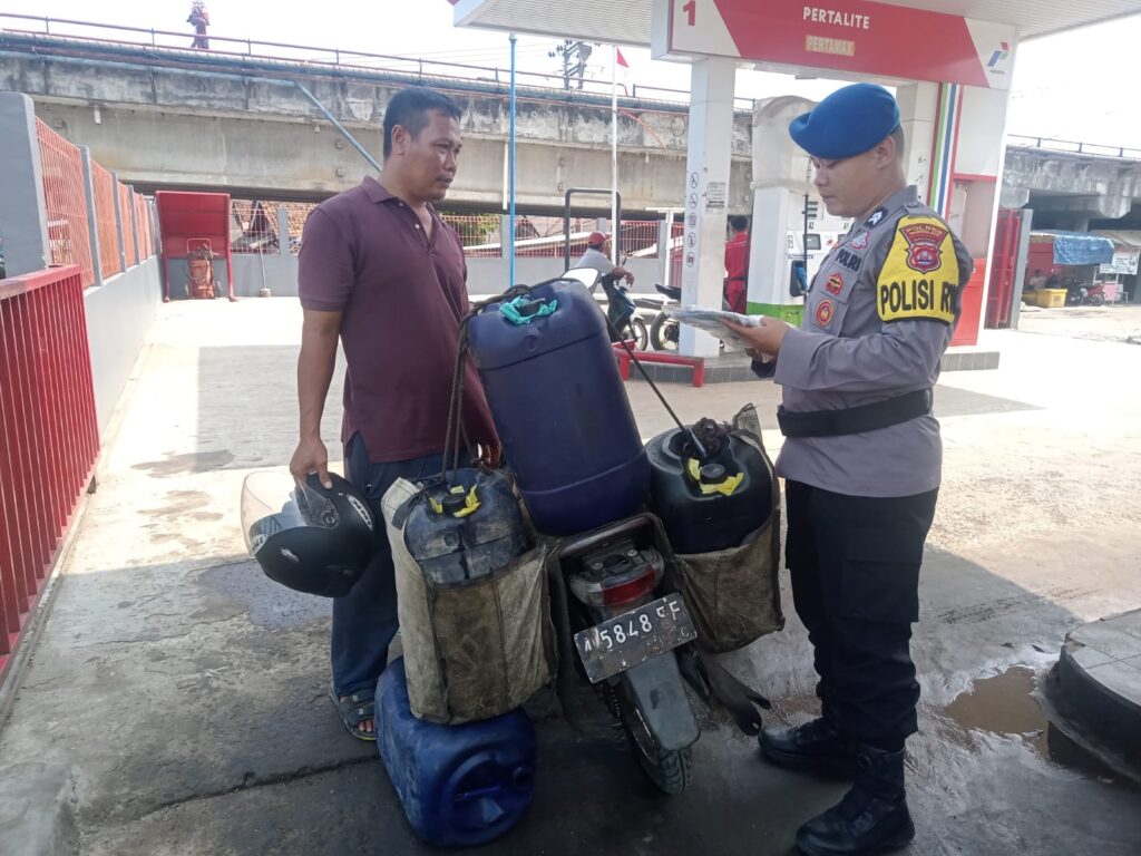 Sat Polair Polres Pandeglang Periksa Perlengkapan Pembelian BBM di SPBU Sidamukti 5 WhatsApp Image 2024 07 04 at 10.22.19