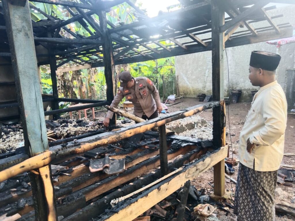 Polsek Cimanggu Olah TKP Kebakaran di Ponpes Miftahul Falah, 3 Bilik Kobong Terbakar 6 WhatsApp Image 2024 07 04 at 10.48.31