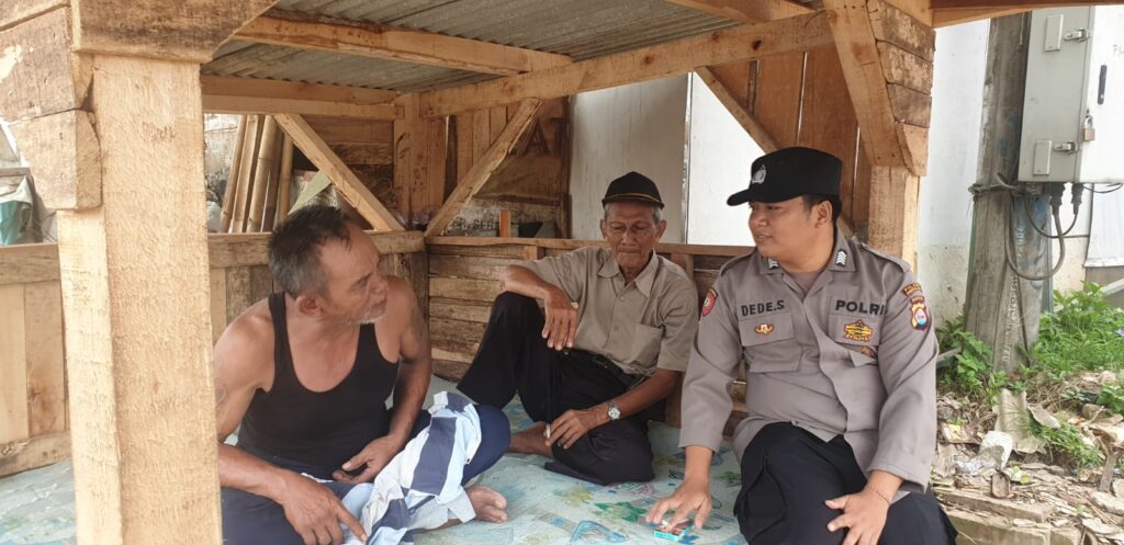 Bhabinkamtibmas Polsek Picung Bripka Dede Sambangi Warga Binaanya 5 WhatsApp Image 2024 07 04 at 13.18.59