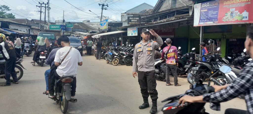 Polsek Picung Berikan Pelayanan Strong Point Kepada Masyarakat 4 WhatsApp Image 2024 07 04 at 13.21.41