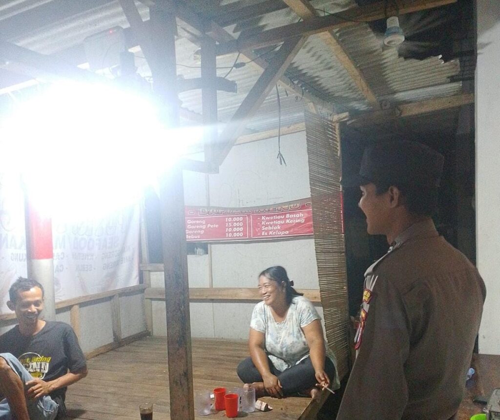 Patroli Dialogis di Desa Angsana, Anggota Piket Sampaikan Pentingnya Menjaga Kondusifitas Lingkungan 9 WhatsApp Image 2024 07 05 at 04.29.41