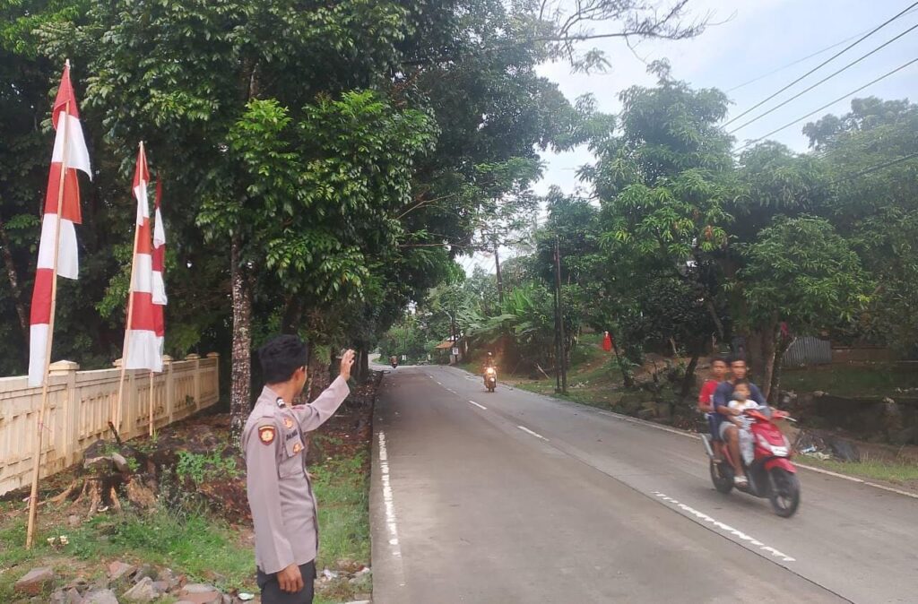 Anggota Piket Polsek Angsana Polres Pandeglang Laksanakan Strongpoint Sore di Jalan Raya Munjul-Angsana 8 WhatsApp Image 2024 07 05 at 04.30.08