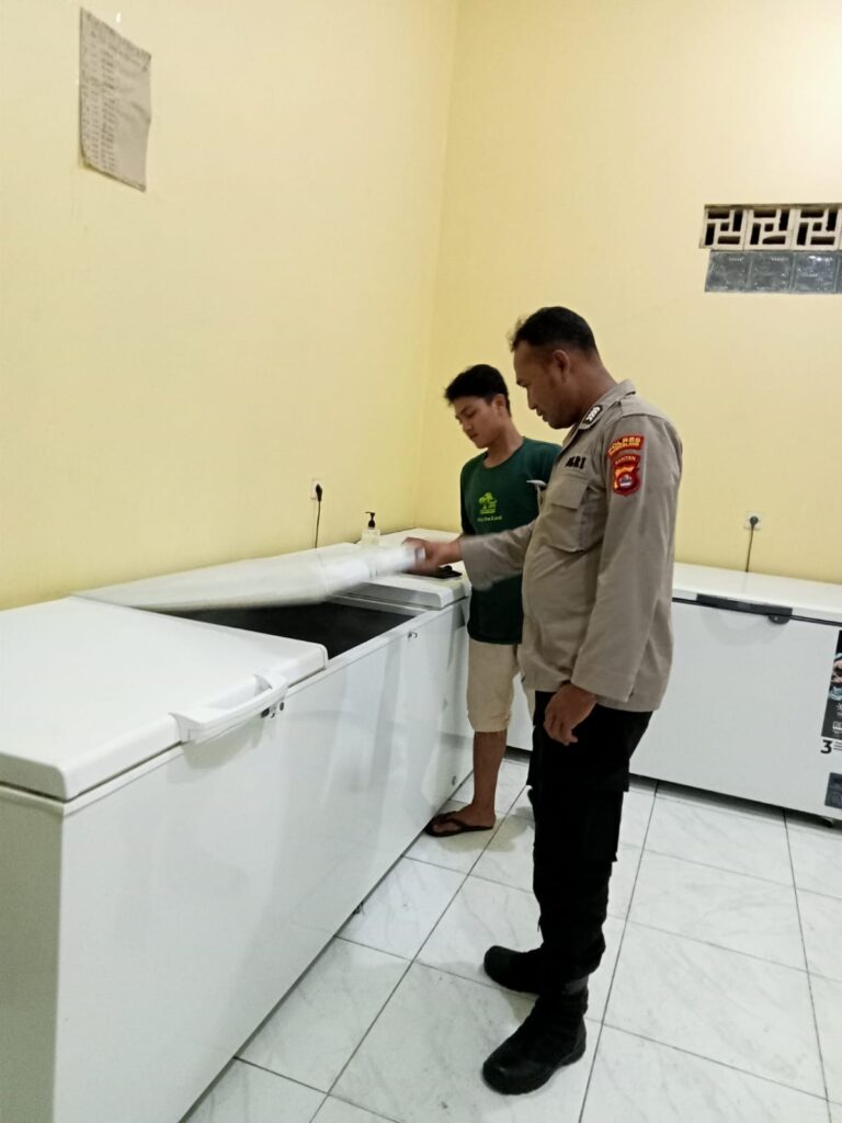 Personil Polsek Carita Bripka Eko Melaksanakan Patroli Malam dan Berbincang dengan Pedagang Ikan 2 WhatsApp Image 2024 07 05 at 04.41.46