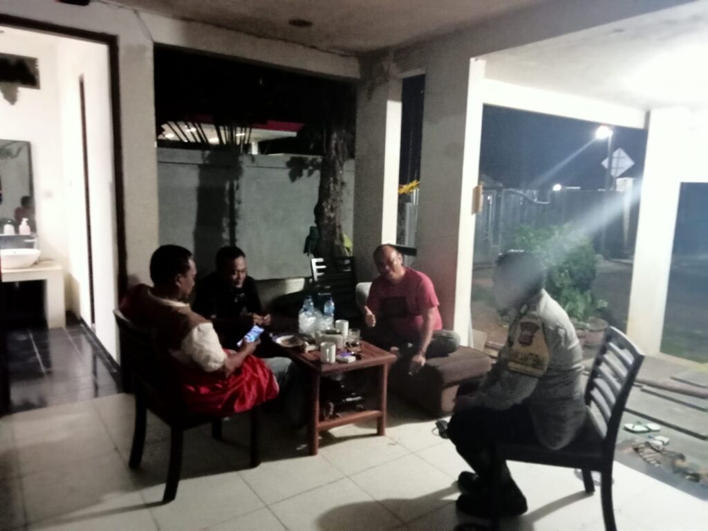 Bhabinkamtibmas Polsek Carita Bripka Bobi Melaksanakan Patroli Malam dan Berdialog dengan Warga 1 WhatsApp Image 2024 07 05 at 05.11.20