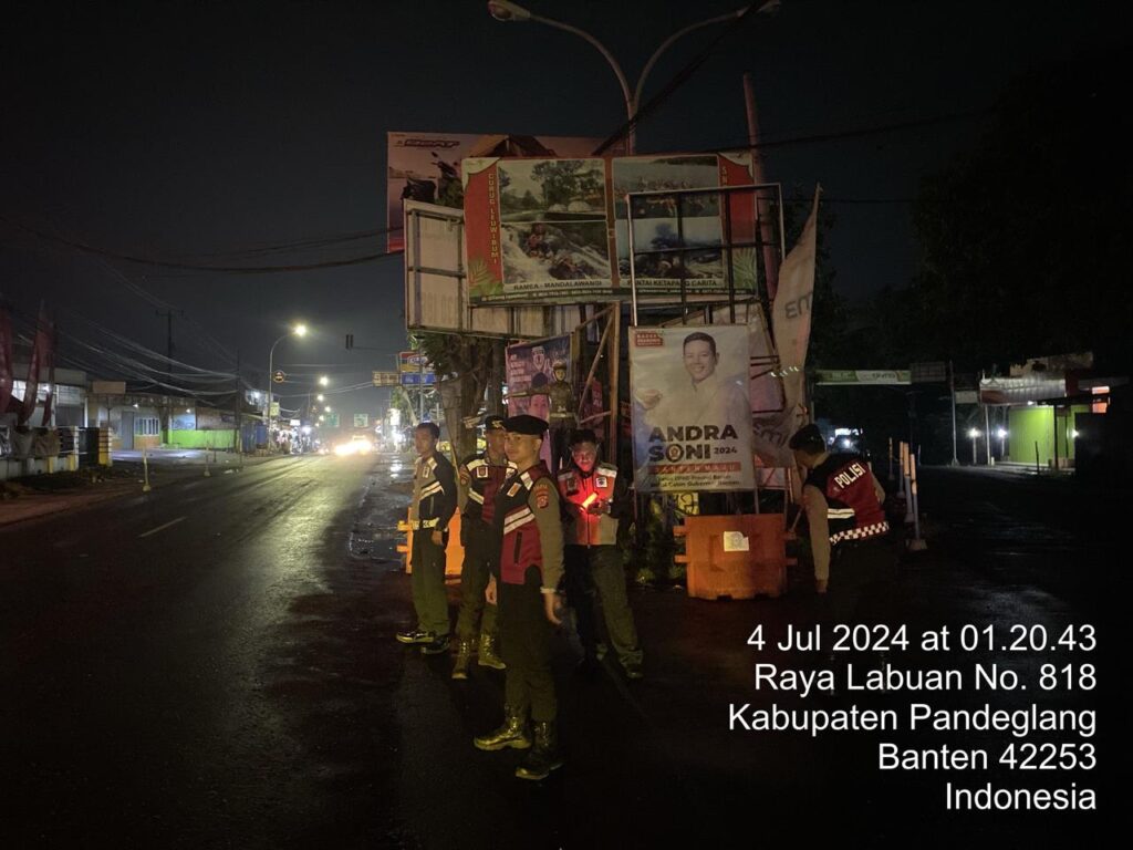 Sat Samapta Polres Pandeglang Menggelar Strong Point Malam Hari di Pertigaan Cipacung 3 WhatsApp Image 2024 07 05 at 05.40.07
